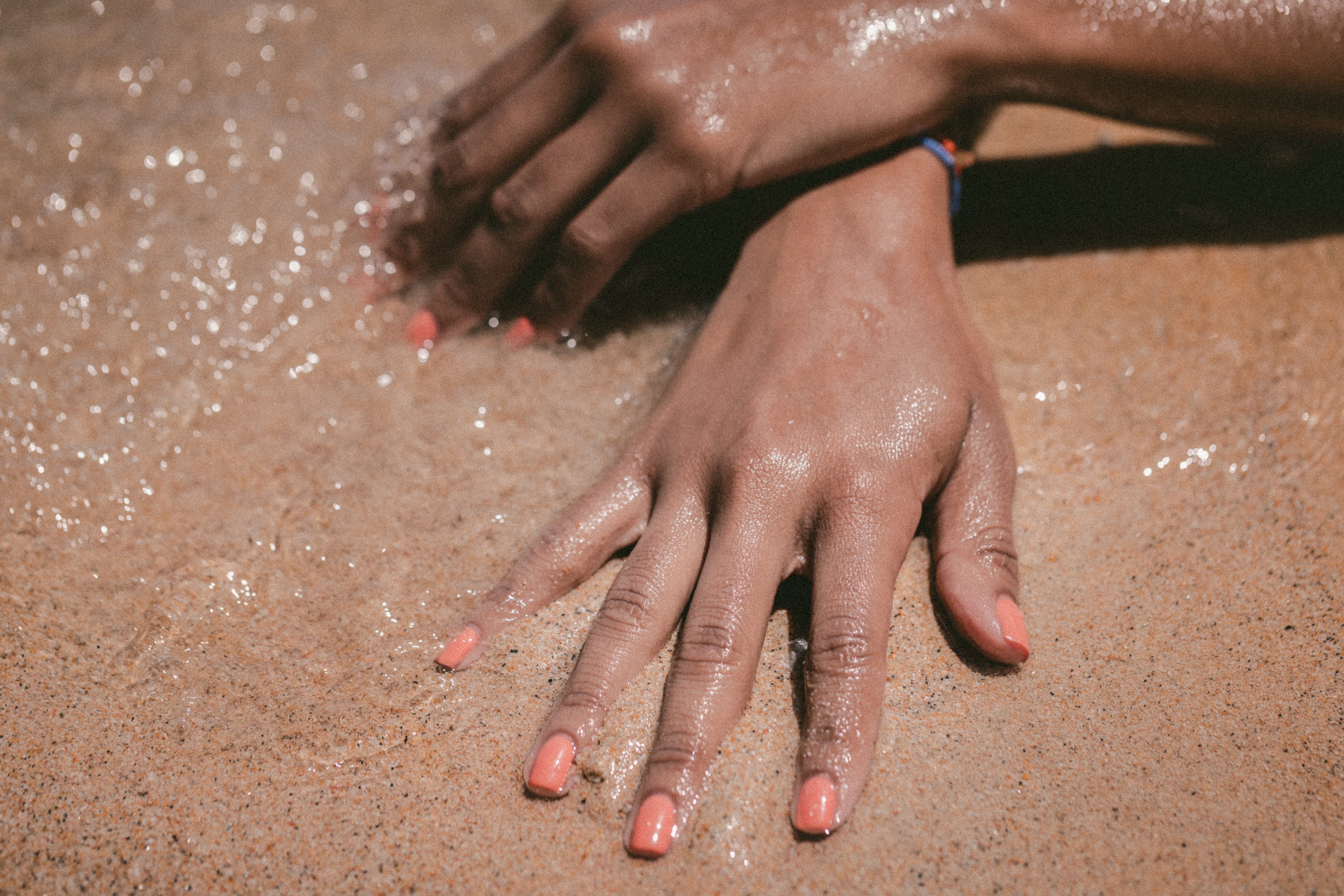 to solbrune hender i sand